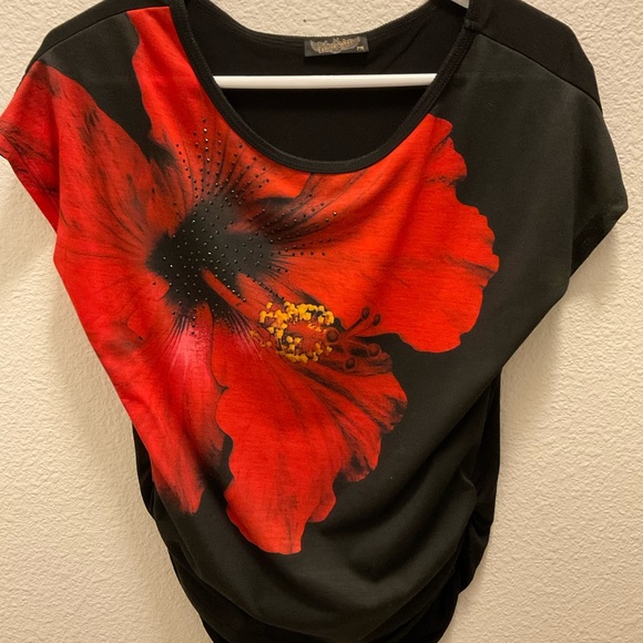 Red hibiscus flower top.Petite medium. - Picture 1 of 6